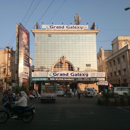 Grand Galaxy Hotel Krishna ナーシク エクステリア 写真